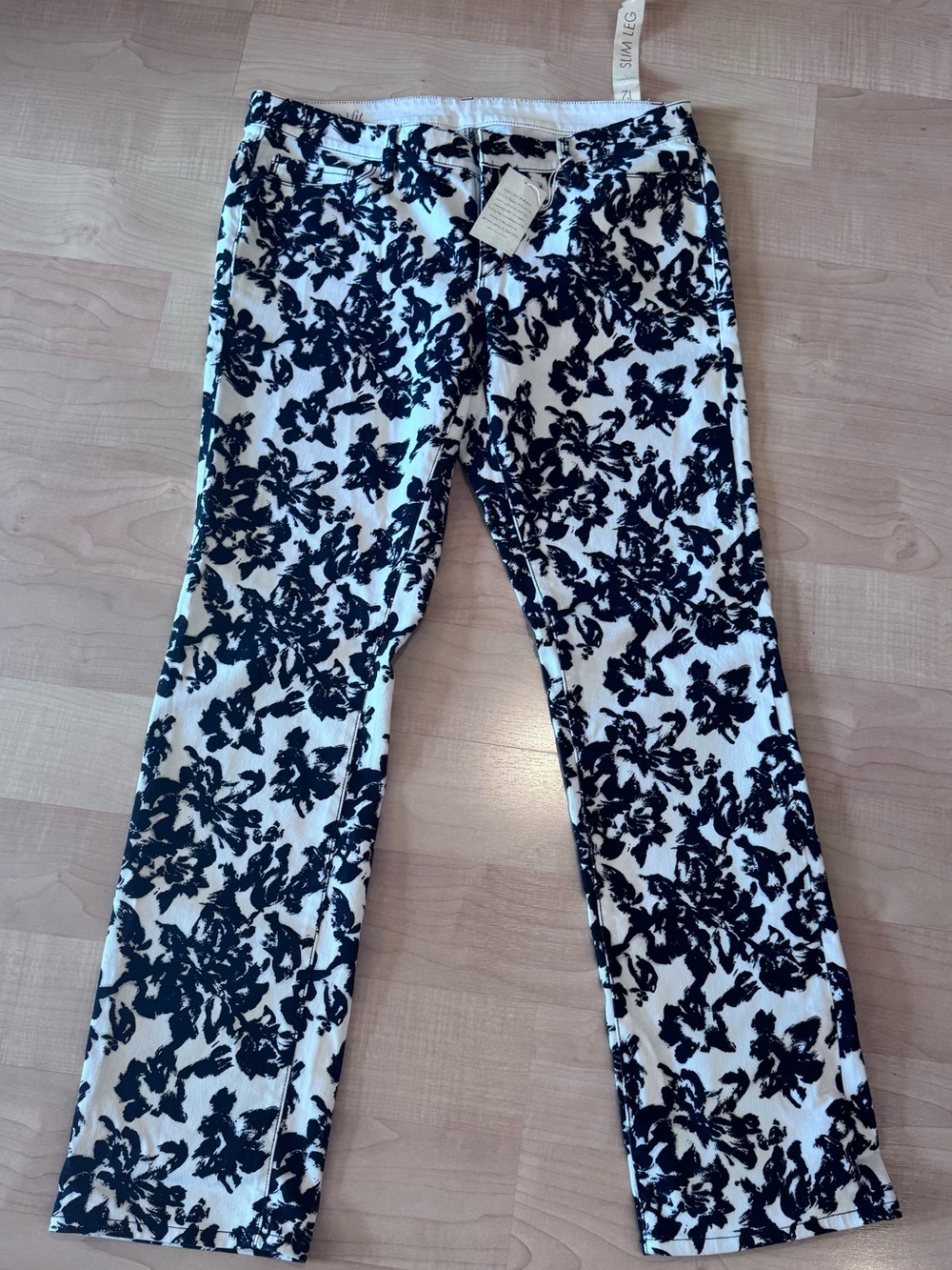 NWT Ann Taylor Modern Fit Black & White Floral Straight Leg Jeans, sz 12